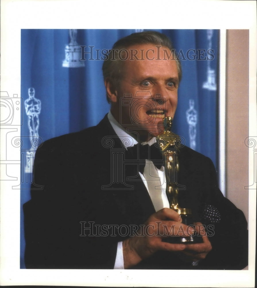 1993 Press Photo Actor Anthony Hopkins jokes after winning his oscar - mjp26440 - Historic Images