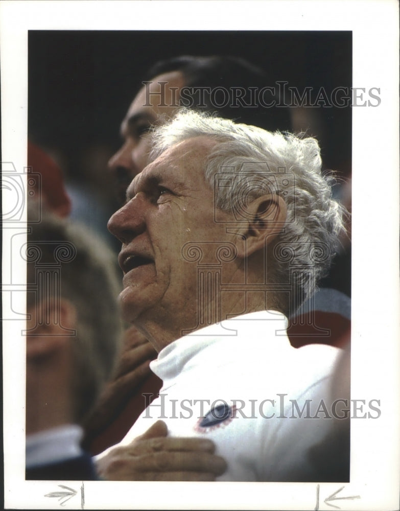 1994 Press Photo Dan Jansen's father, Harry, as his son accepts his gold medal - Historic Images