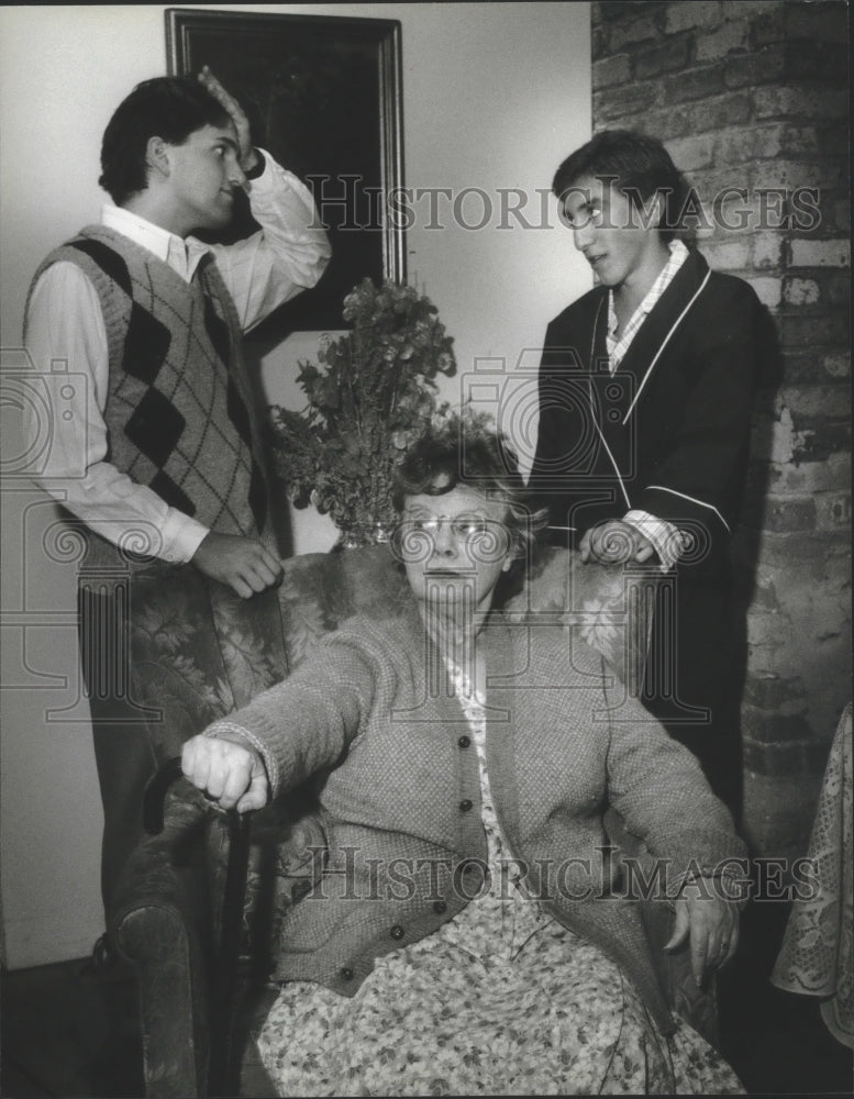 1994, Milwaukee Chamber Theater members in &quot;Lost in Yonkers&quot; - Historic Images
