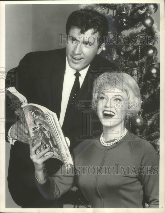 1961 Press Photo John Raitt & Jane Morgan rehearse for "Trip to Christmas" show - Historic Images
