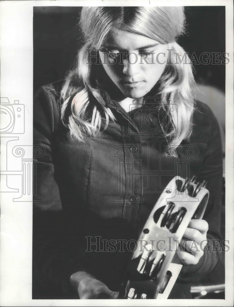 1974 Press Photo Linda Raymond playing the tambourine - Historic Images