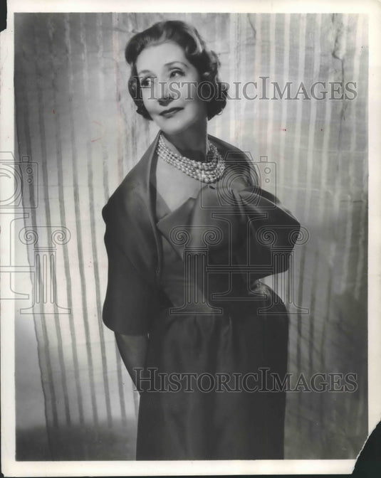 1958, Lynne Fontanne Stars In 'The Visit' At Lunt Fontanne Theatre - Historic Images