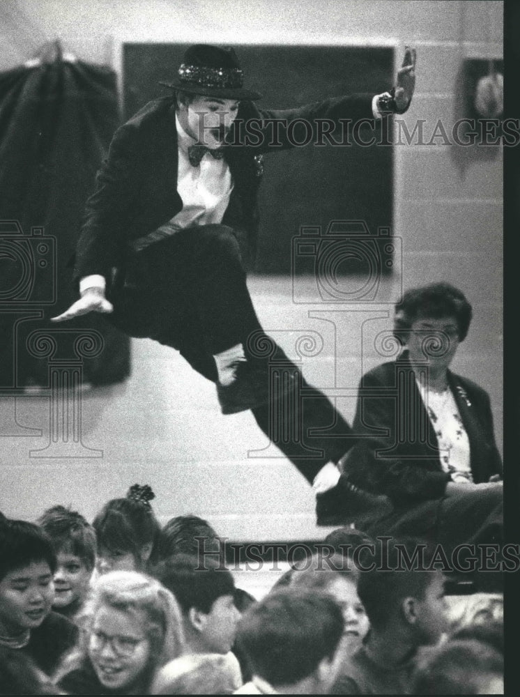 1991 Press Photo The Milwaukee Children's Theater Company's Ray Jivoff - Historic Images