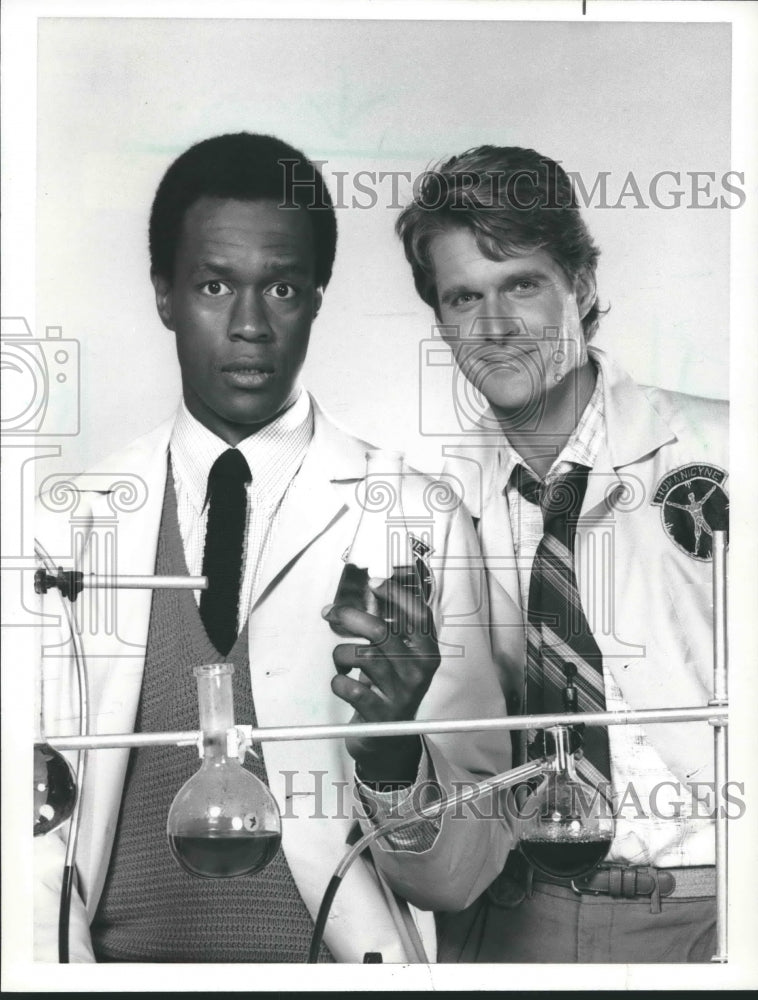 1985 Press Photo Kevin Peter Hall With Dean Paul Martin In &#39;Misfits Of Science&#39; - Historic Images