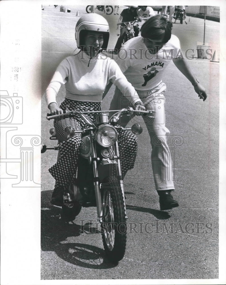 1973 Press Photo Greg Hays assists reporter Linda Maiman on a motorcycle-Historic Images
