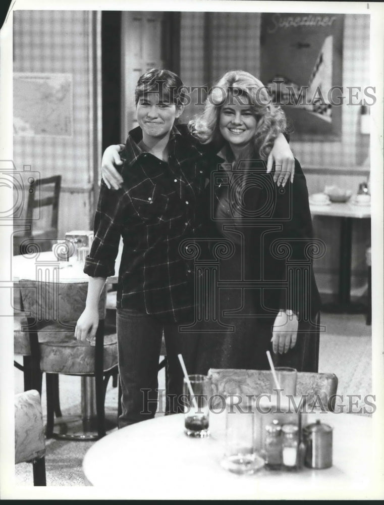 1982, Actresses Nancy McKeon and Lisa Whelchel in "The Facts of Life" - Historic Images
