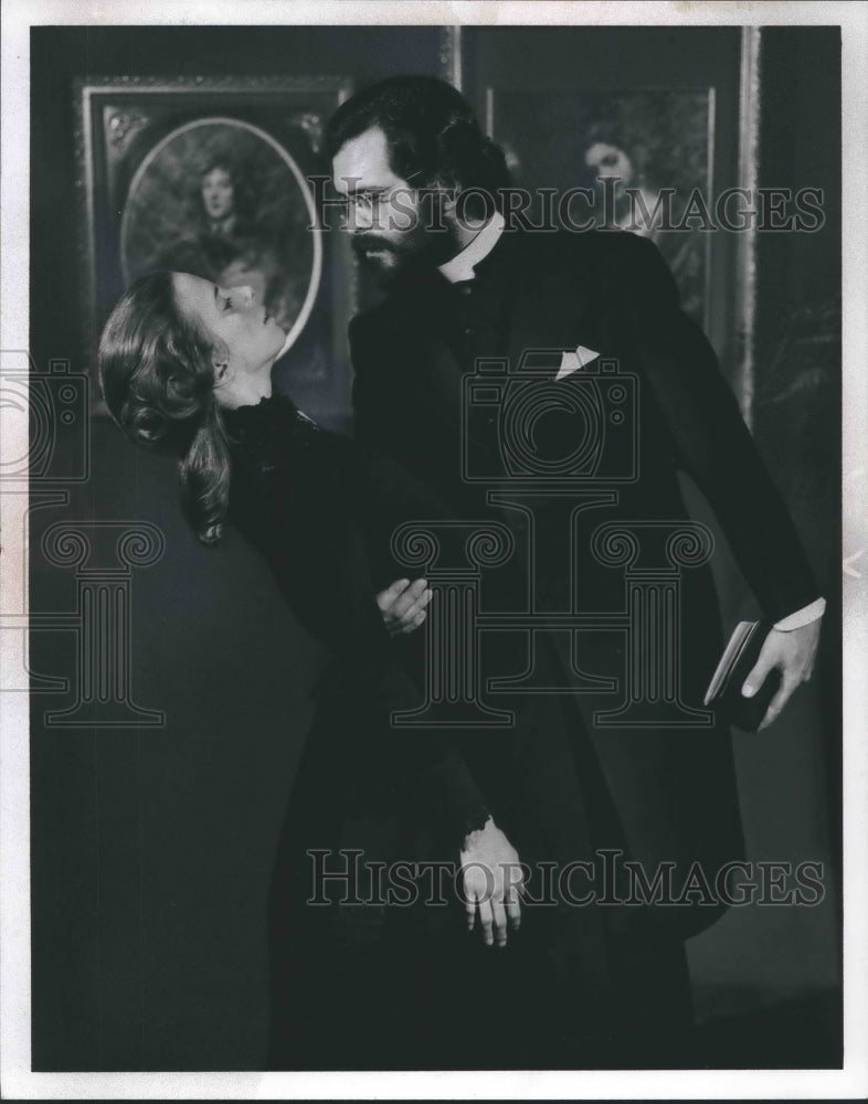1975 Press Photo Penelope eReed and Daniel Mooney act in Democracy play - Historic Images