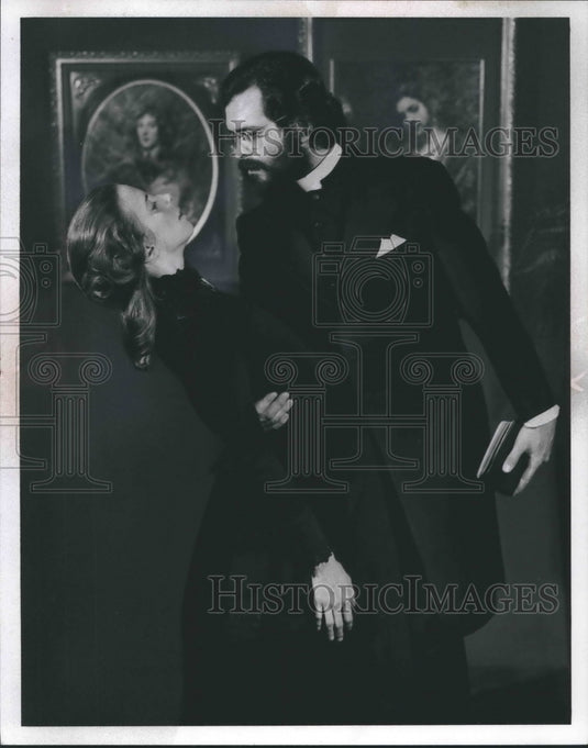 1975 Press Photo Penelope eReed and Daniel Mooney act in Democracy play - Historic Images