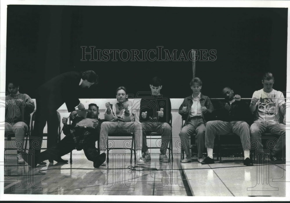1990 Press Photo John-Ivan Palmer hypnotizes Brown Deer High School students- Historic Images