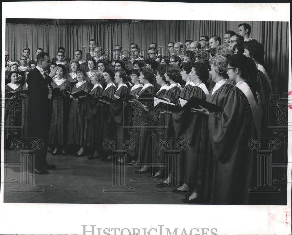 1968, Milwaukee A Cappella Choristers Sing At Pabst Theater - Historic Images