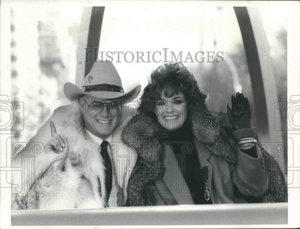 1985, Larry Hagman and Linda Gray will anchor Thanksgiving Day Parade - Historic Images