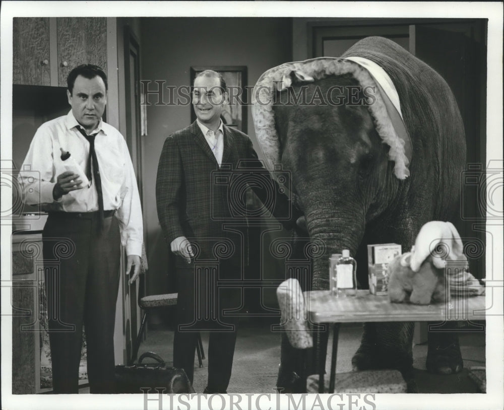 1965 Press Photo Jose Jimenez and Cliff Norton in "The Bill Dana Show" NBC-TV- Historic Images