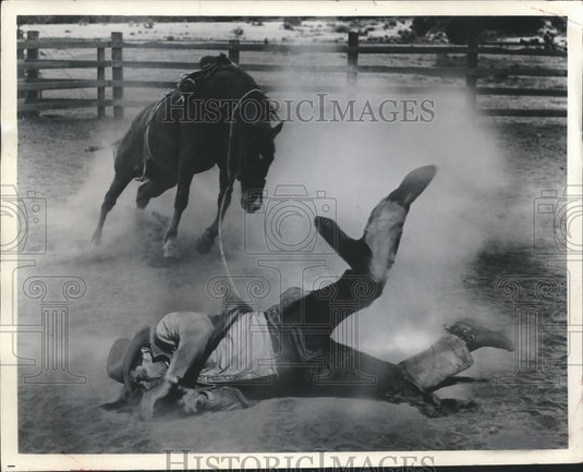 1965 Press Photo Glenn Ford takes a header in "The Rounders" - Historic Images