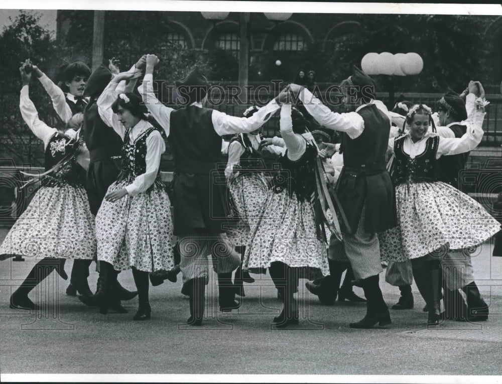 1973, Mazur Polish Dancers Of Milwaukee Perform At the Civic Center - Historic Images