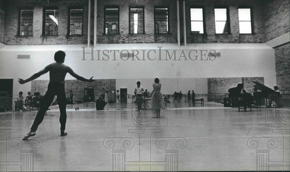 1981 Press Photo Milwaukee Ballet Dancers At Tivoli's Main Rehearsal Studio - Historic Images