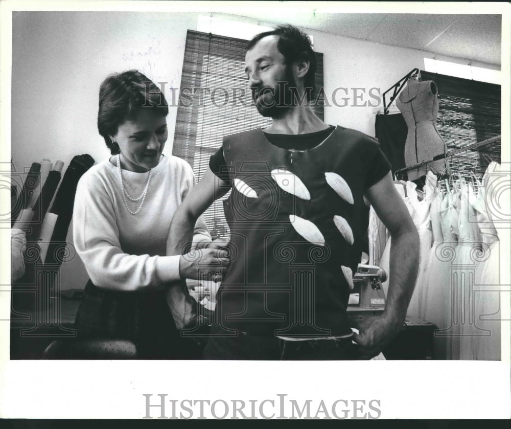 1983 Press Photo Milwaukee Ballet's Stephan Lockser Models Costume For Manning - Historic Images