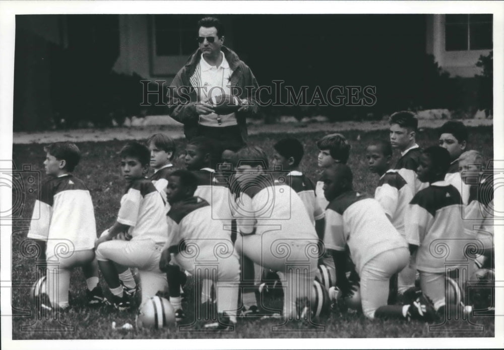 1994 Press Photo Actor Ed O'Neill with football team pep talk. - mjp27194 - Historic Images