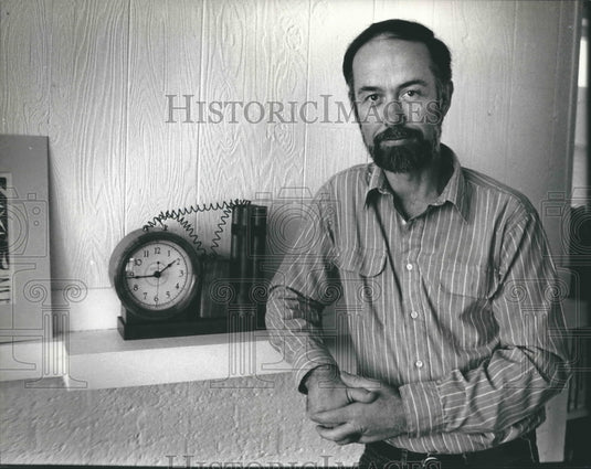 1990 Press Photo Michael Maguire Visiting writer and playwright at UW -Milwaukee - Historic Images