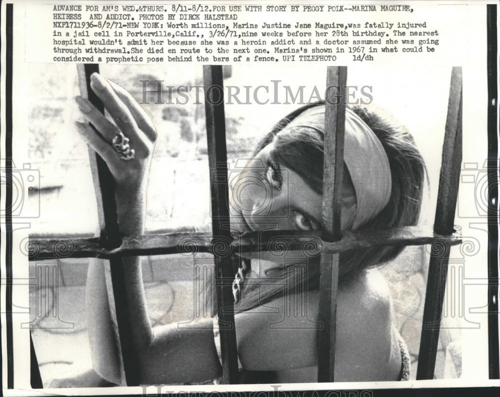 1967 Press Photo Marina Justine Jane Maguire looking through a fence - Historic Images