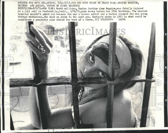 1967 Press Photo Marina Justine Jane Maguire looking through a fence - Historic Images