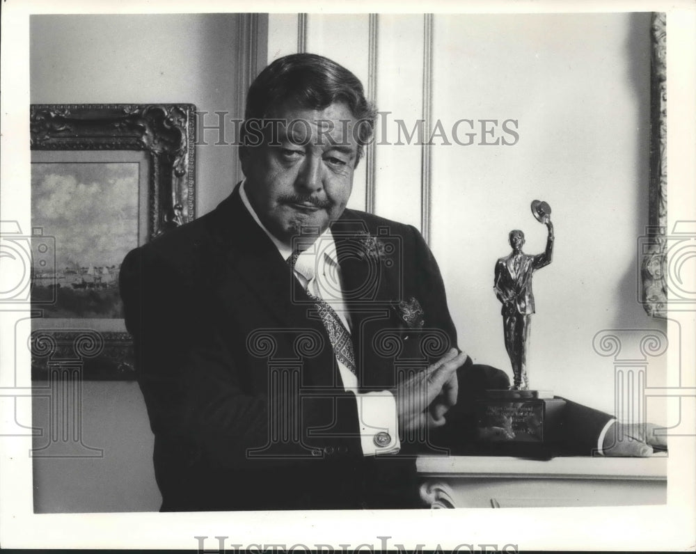 1975 Press Photo Jackie Gleason with a &quot;Georgie&quot; Award - Historic Images