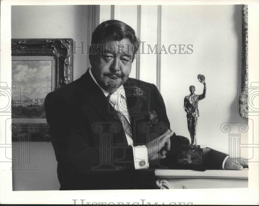 1975 Press Photo Jackie Gleason with a "Georgie" Award - Historic Images