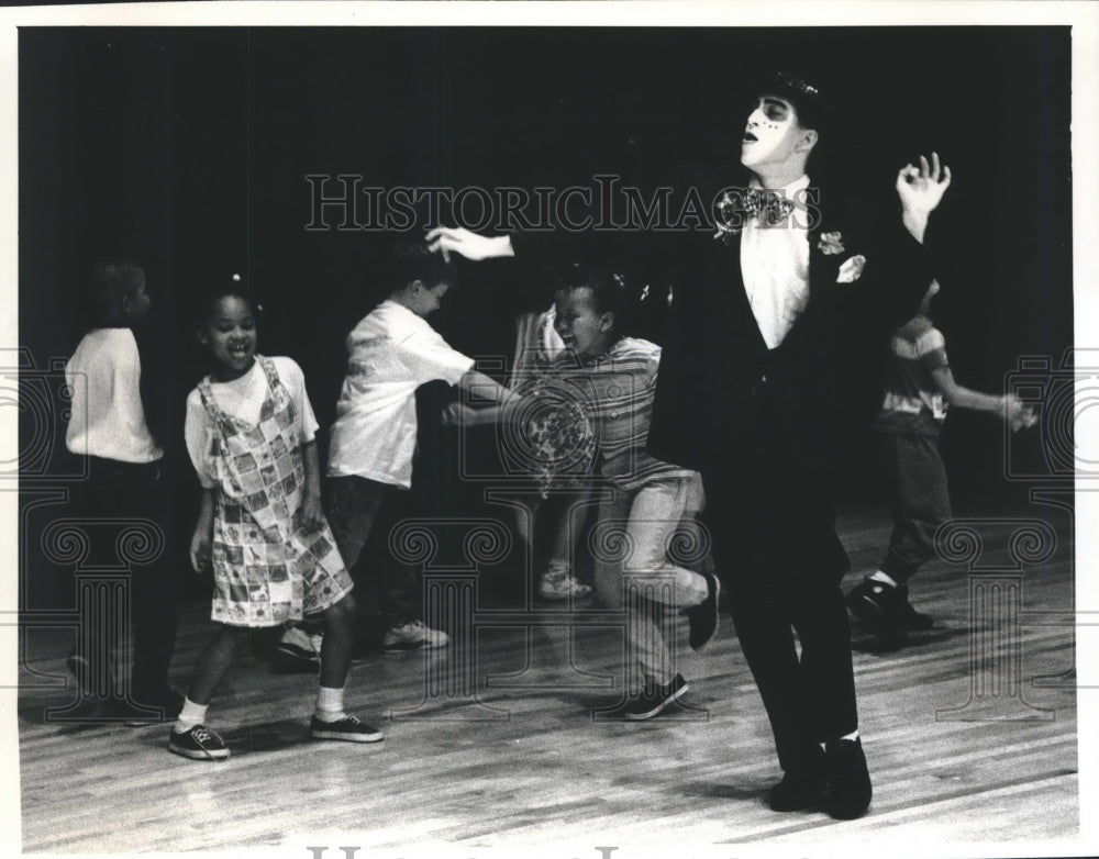 1993 Press Photo Milwaukee Children&#39;s Theater company &quot;Mr DeMeany&#39;s Playground&quot; - Historic Images