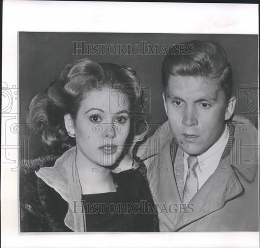 1959 Press Photo Actress Jill St. John & fiancee Lance Reventlow - Historic Images