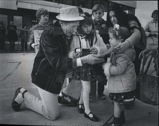 1975 Press Photo Comedian Danny Kaye got a Ukranian greeting in Milwaukee - Historic Images