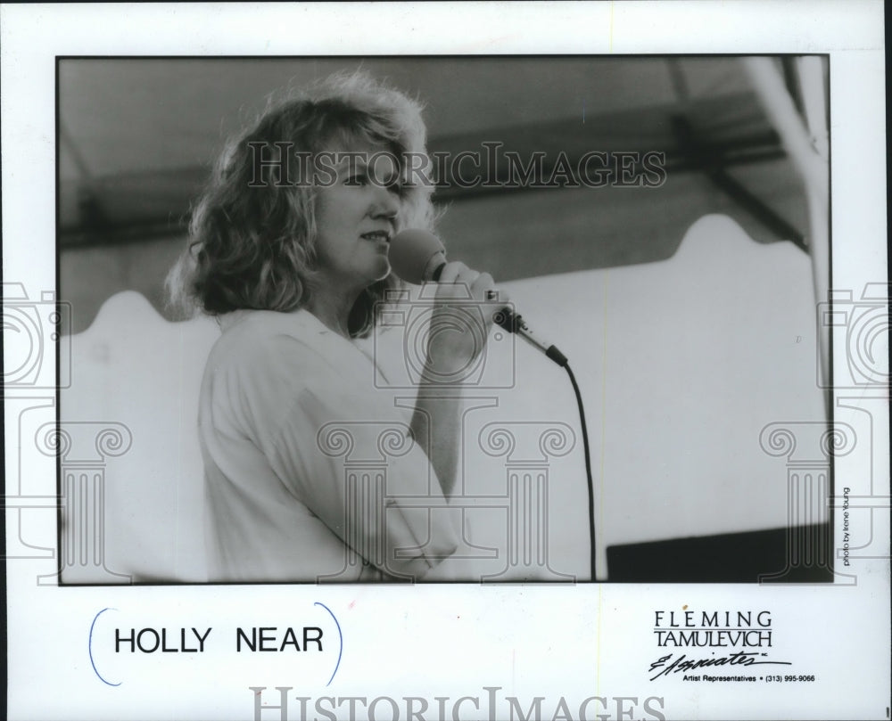 1990 Press Photo Singer Holly Near performs in Milwaukee, WI at Pabst Theater - Historic Images