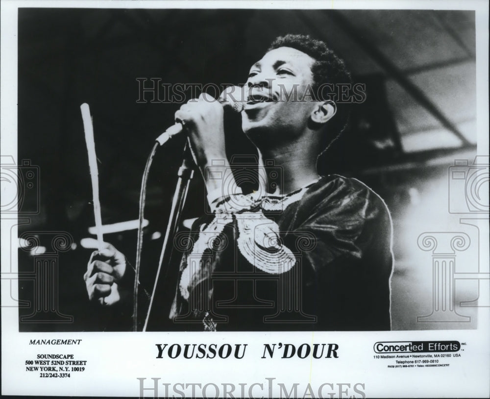 1990 Press Photo Youssou N'Dour performs at Pabst Theater in Milwaukee, WI - Historic Images