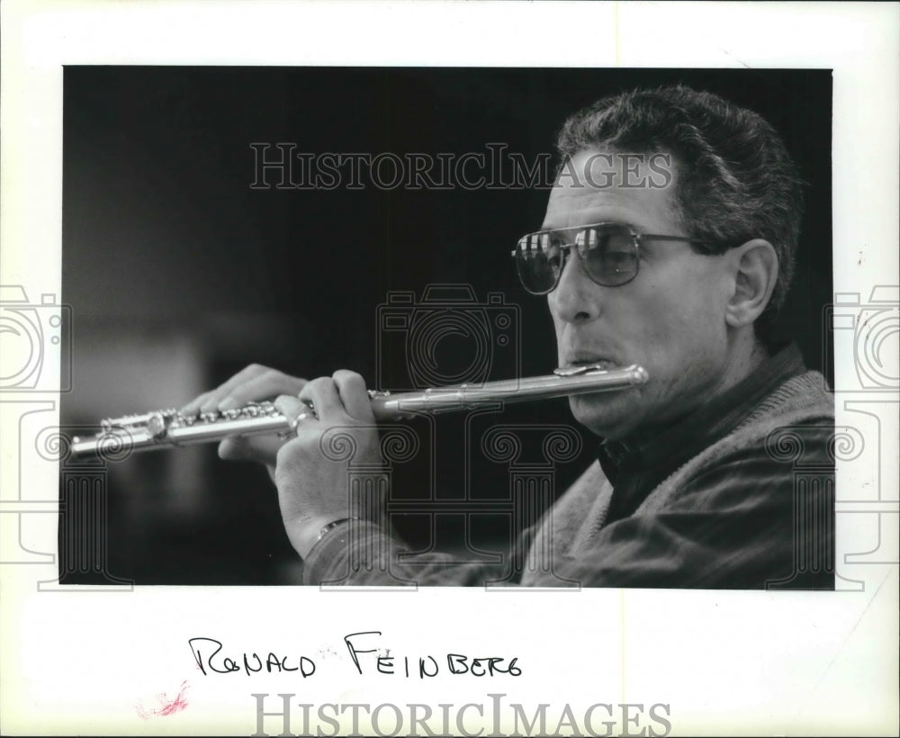1994 Press Photo Ronald Feinberg plays the flute with the New Horizons Band - Historic Images