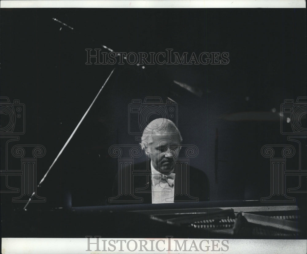 1975, Pianist Leonard Pennario, playing piano - mjp27634 - Historic Images