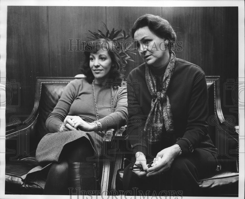 1975 Press Photo Victoria Y. Pellegrins, Dr. Helen DeRosis, U.S. authors - Historic Images