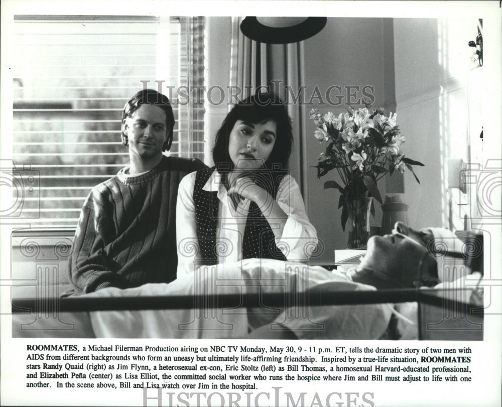 1994 Press Photo Actress Elizabeth Pena With Others In NBC&#39;s &#39;Roommates&#39; - Historic Images