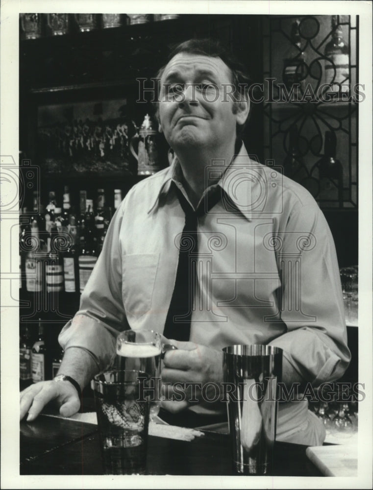 1973 Press Photo Gene Roche as a bartender in The Corner Bar - mjp27688 - Historic Images