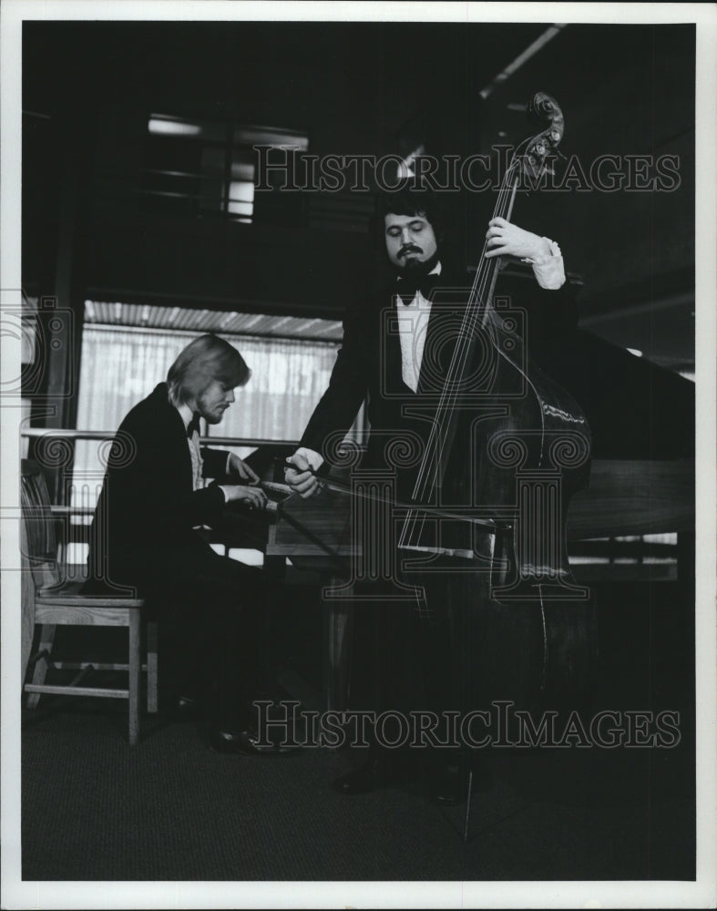 1975 Press Photo Gary Karr plays double bass with accompanist Harmon Lewis. - Historic Images