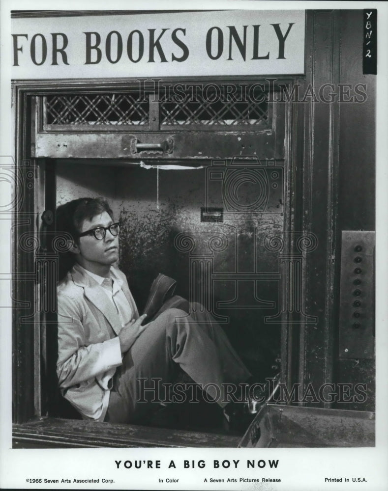1966 Press Photo Peter Kastner sits in a dumb waiter in "You're A Big Boy Now" - Historic Images