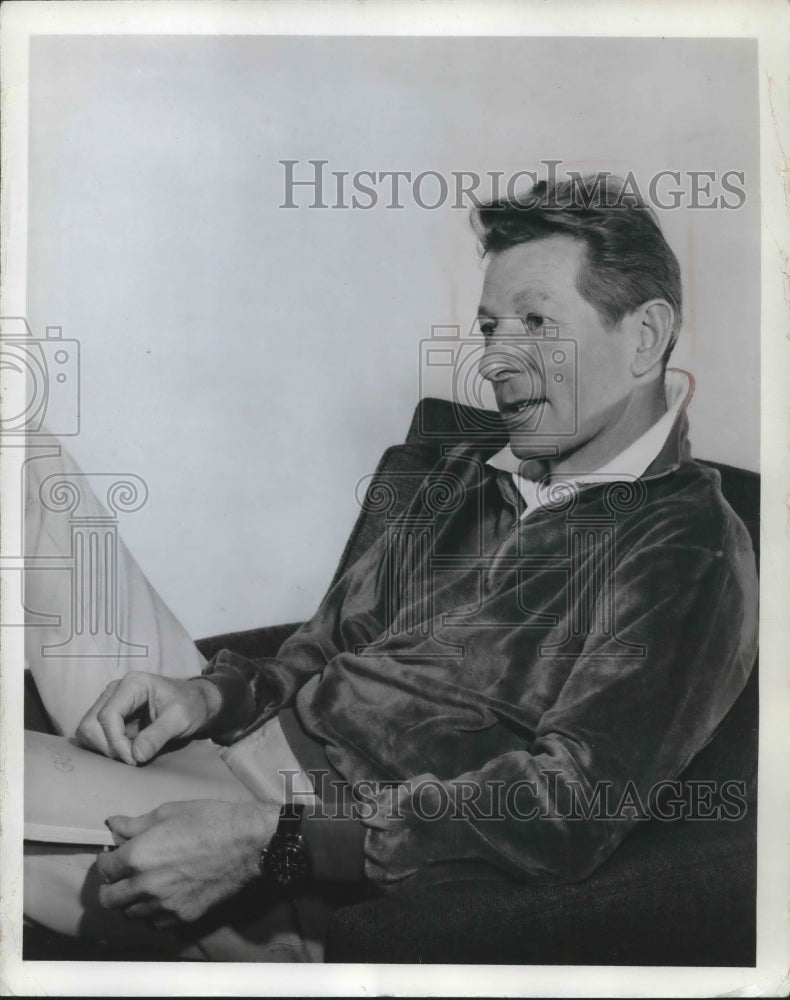 1964, Actor Danny Kaye, kitchen perfectionist - Historic Images