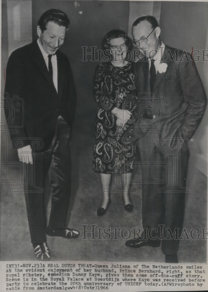 1966, Danny Kaye With Netherlands Queen And Prince At Soestdijk - Historic Images