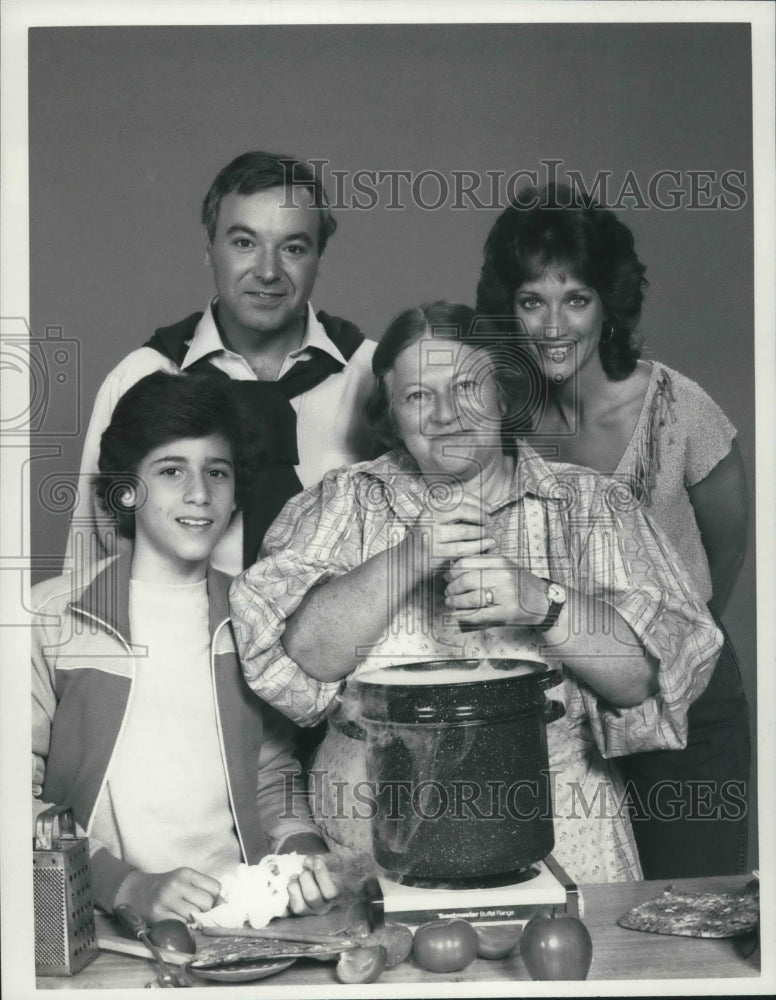1985 Press Photo Actress Lila Kaye With Others In CBS' 'Mama Malone' - mjp27913 - Historic Images