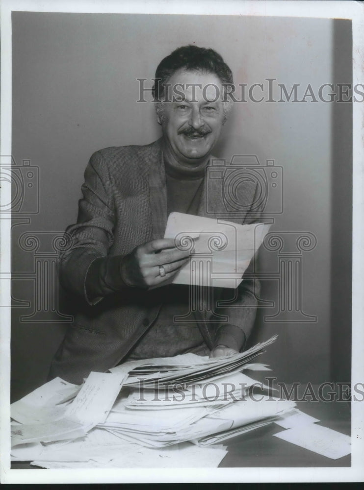 1968 Press Photo "Julia" producer Hal Kanter reads fan mail about his series - Historic Images