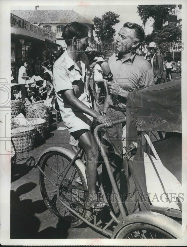 1965 Press Photo Edward P. Morgan interviews a driver in &quot;The Agony of Vietnam&quot; - Historic Images