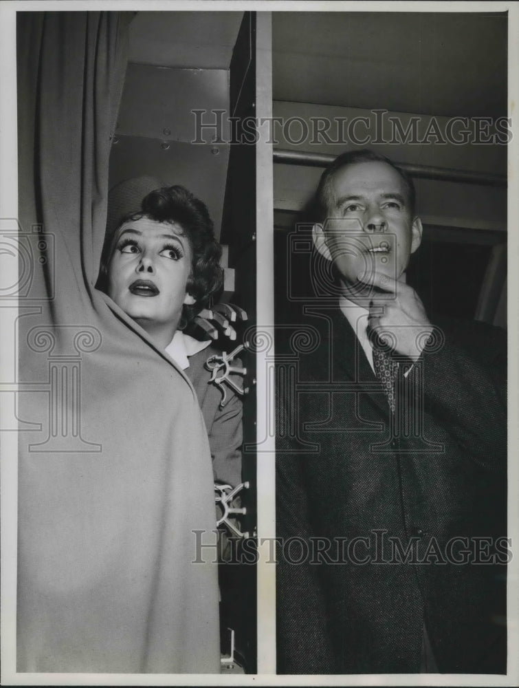 1961 Press Photo Harry Morgan &amp; Cara Williams in &quot;Pete and Gladys&quot; - Historic Images