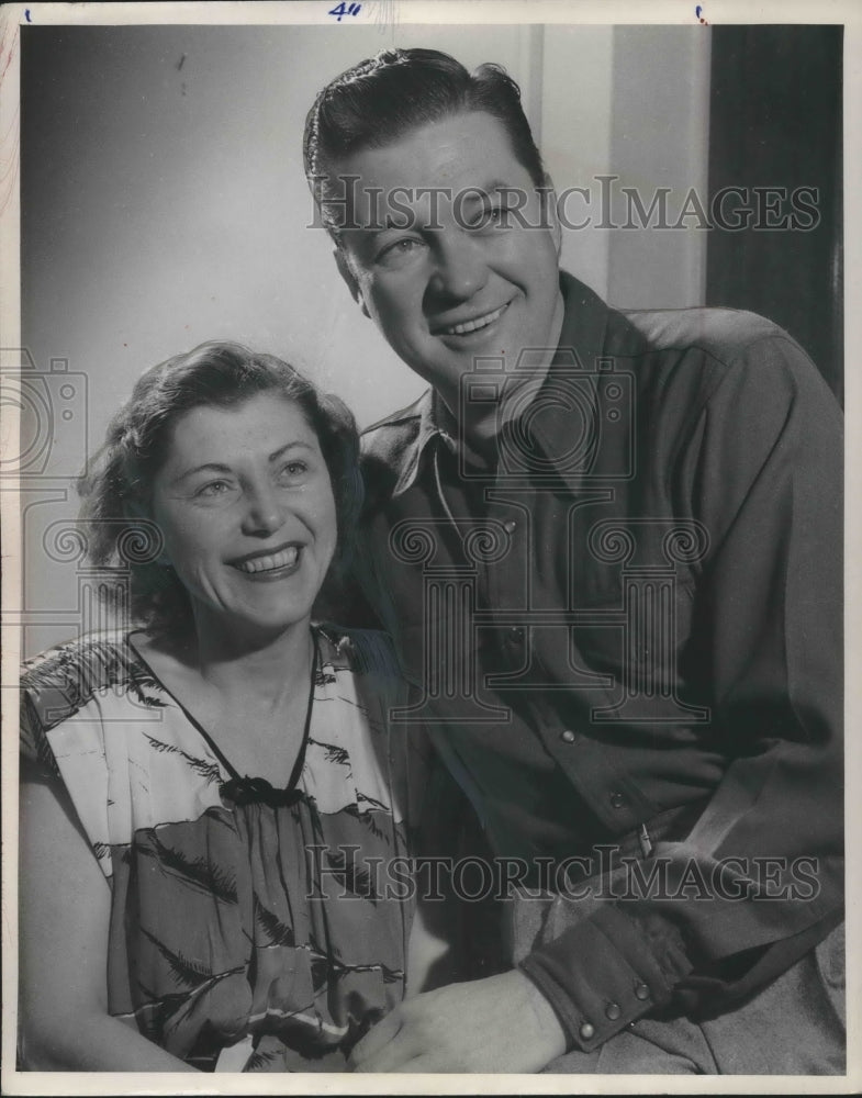 1947, Dennis Morgan and wife, Lillian, visit Milwaukee - Historic Images
