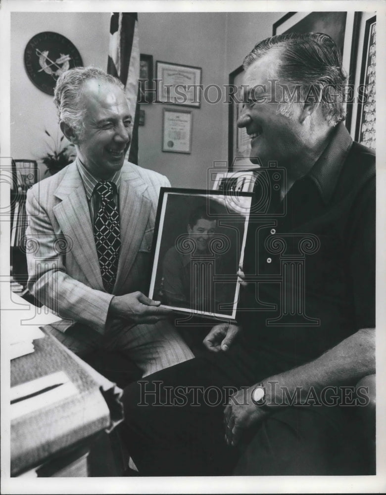1974 Press Photo Actor Dennis Morgan with Judge Seraphin, in the judge's office - Historic Images
