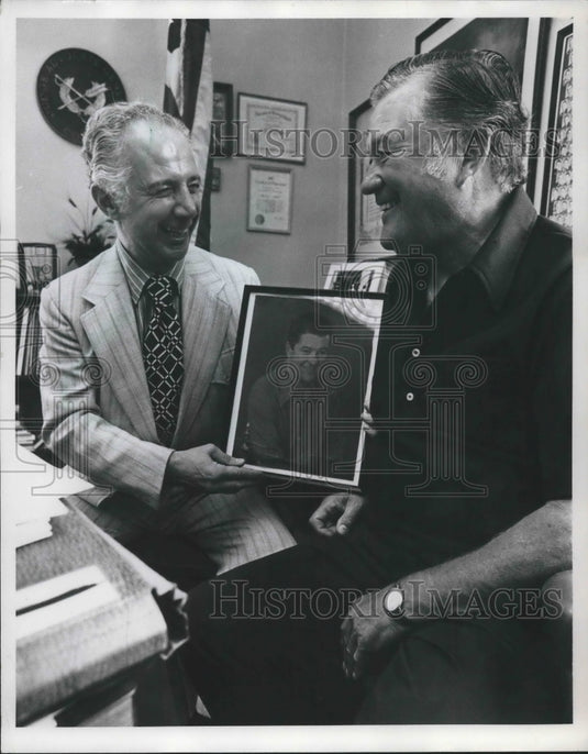 1974 Press Photo Actor Dennis Morgan with Judge Seraphin, in the judge's office - Historic Images