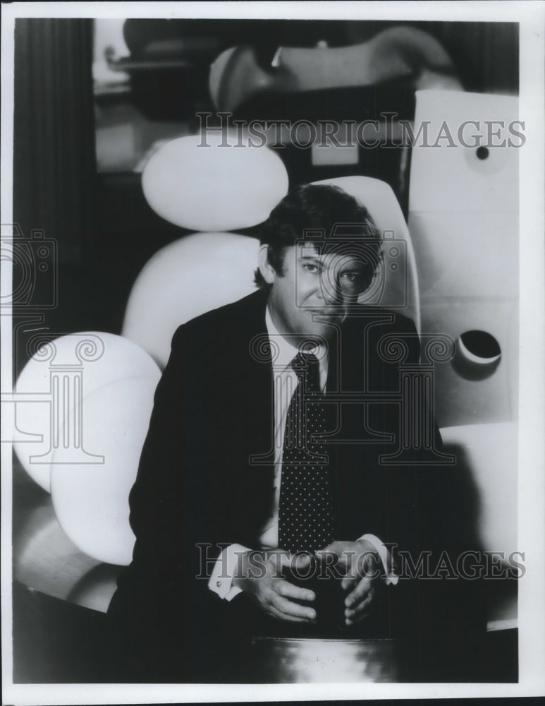1980 Press Photo Art Critic Robert Hughes hosts "The Shock of the New" on PBS - Historic Images