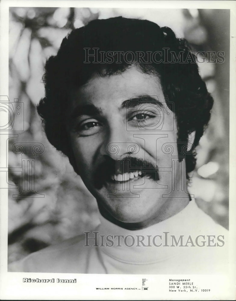 1973 Press Photo Vocalist/comedian Richard Ianni performs at Pfister Hotel-Historic Images