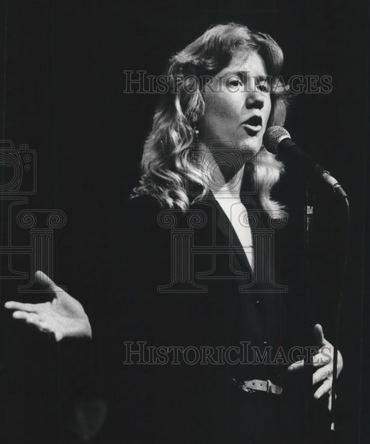 1980, Holly Near sings at Mount Mary College, Milwaukee - mjp28172 - Historic Images